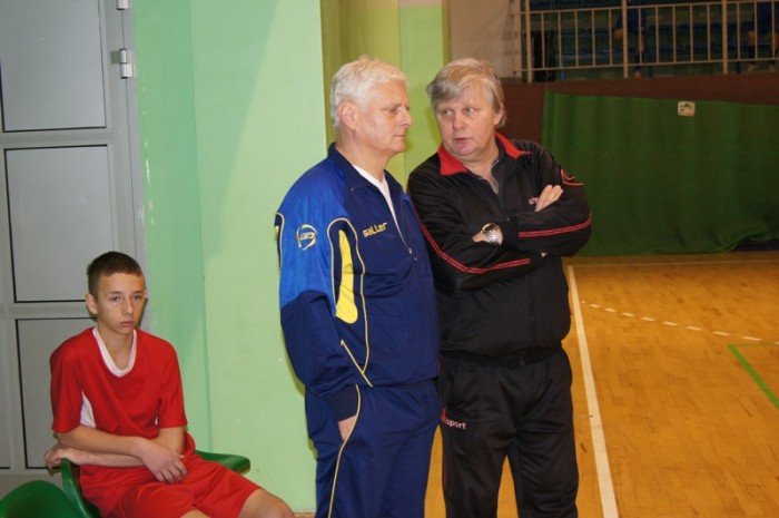poaczone-siy-chojnika-i-karkonoszy-wygrywaja-halowy-turniej-trampkarzy-foto-43893
