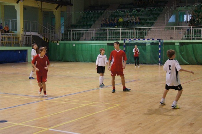 poaczone-siy-chojnika-i-karkonoszy-wygrywaja-halowy-turniej-trampkarzy-foto-43893
