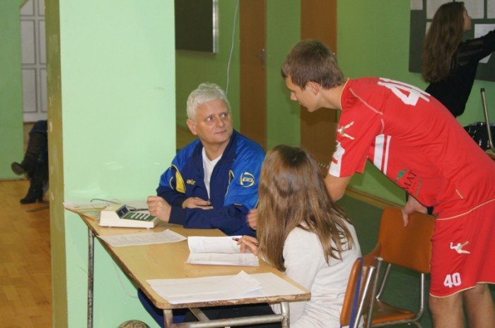 poaczone-siy-chojnika-i-karkonoszy-wygrywaja-halowy-turniej-trampkarzy-foto-43893