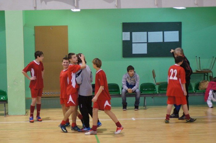 poaczone-siy-chojnika-i-karkonoszy-wygrywaja-halowy-turniej-trampkarzy-foto-43893