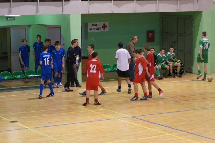 poaczone-siy-chojnika-i-karkonoszy-wygrywaja-halowy-turniej-trampkarzy-foto-43893