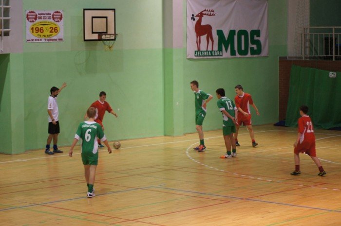 poaczone-siy-chojnika-i-karkonoszy-wygrywaja-halowy-turniej-trampkarzy-foto-43893