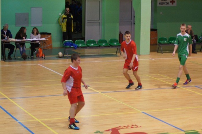 poaczone-siy-chojnika-i-karkonoszy-wygrywaja-halowy-turniej-trampkarzy-foto-43893