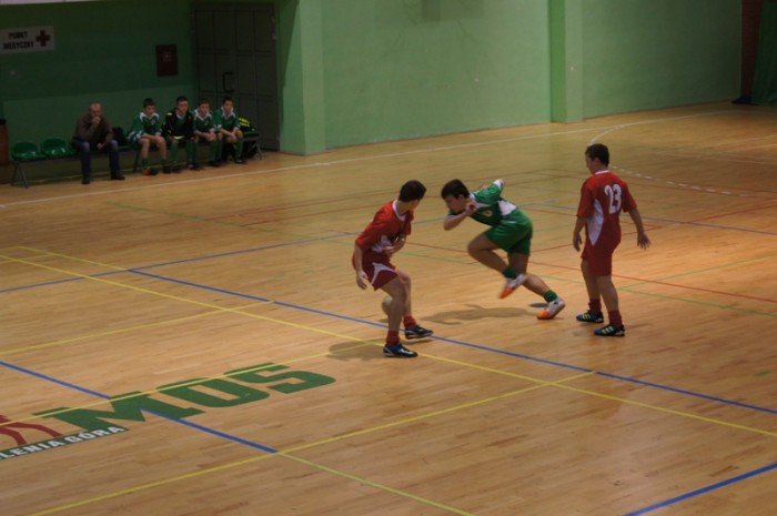 poaczone-siy-chojnika-i-karkonoszy-wygrywaja-halowy-turniej-trampkarzy-foto-43893
