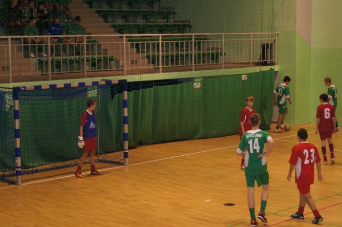 poaczone-siy-chojnika-i-karkonoszy-wygrywaja-halowy-turniej-trampkarzy-foto-43893