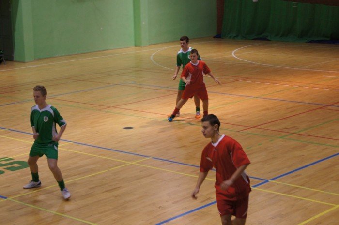 poaczone-siy-chojnika-i-karkonoszy-wygrywaja-halowy-turniej-trampkarzy-foto-43893
