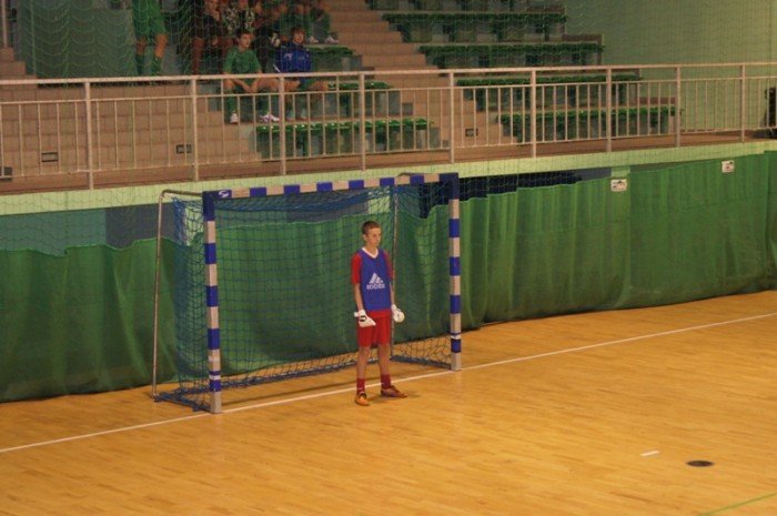 poaczone-siy-chojnika-i-karkonoszy-wygrywaja-halowy-turniej-trampkarzy-foto-43893