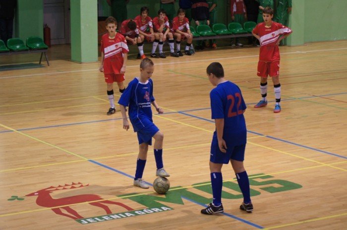poaczone-siy-chojnika-i-karkonoszy-wygrywaja-halowy-turniej-trampkarzy-foto-43893