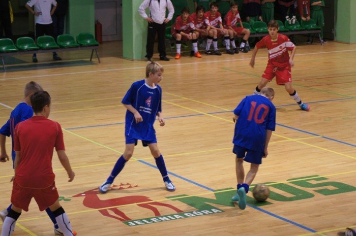 poaczone-siy-chojnika-i-karkonoszy-wygrywaja-halowy-turniej-trampkarzy-foto-43893