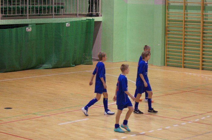 poaczone-siy-chojnika-i-karkonoszy-wygrywaja-halowy-turniej-trampkarzy-foto-43893