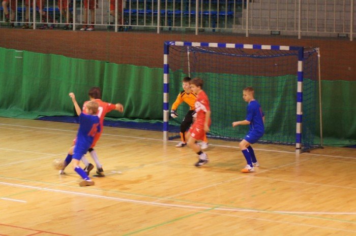 poaczone-siy-chojnika-i-karkonoszy-wygrywaja-halowy-turniej-trampkarzy-foto-43893
