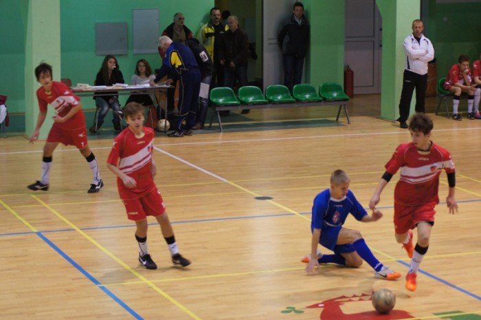 poaczone-siy-chojnika-i-karkonoszy-wygrywaja-halowy-turniej-trampkarzy-foto-43893