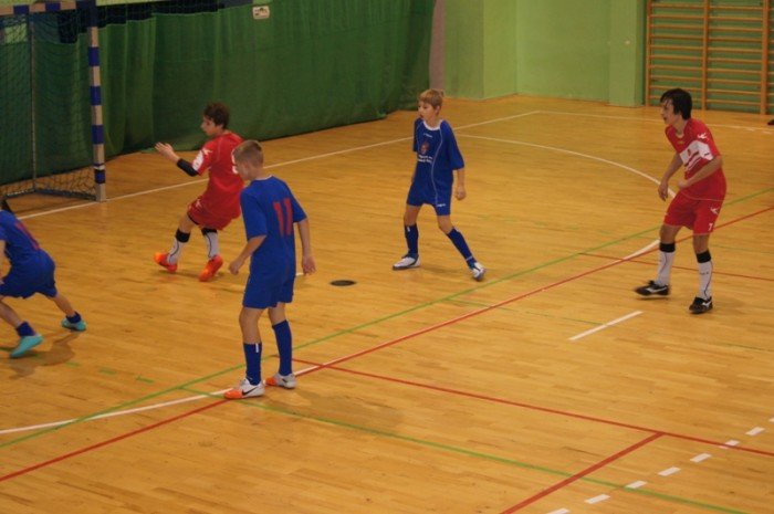 poaczone-siy-chojnika-i-karkonoszy-wygrywaja-halowy-turniej-trampkarzy-foto-43893