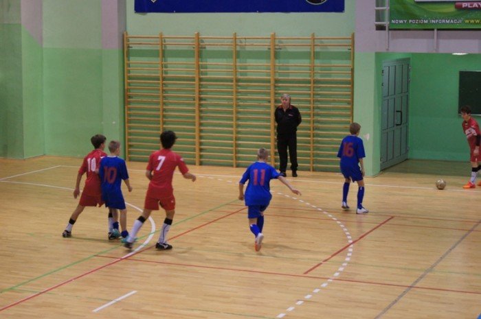 poaczone-siy-chojnika-i-karkonoszy-wygrywaja-halowy-turniej-trampkarzy-foto-43893