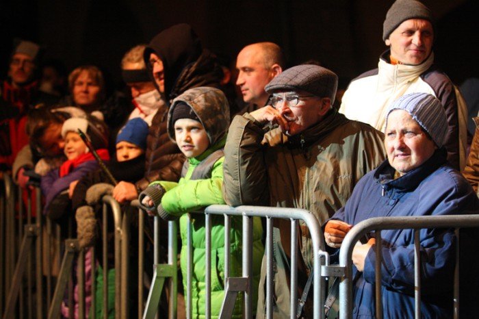 jeleniogorzanie-w-karnawaoworockowym-nastroju-powitali-nowy-rok-na-placu-ratuszowym-foto-43922
