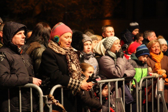 jeleniogorzanie-w-karnawaoworockowym-nastroju-powitali-nowy-rok-na-placu-ratuszowym-foto-43922