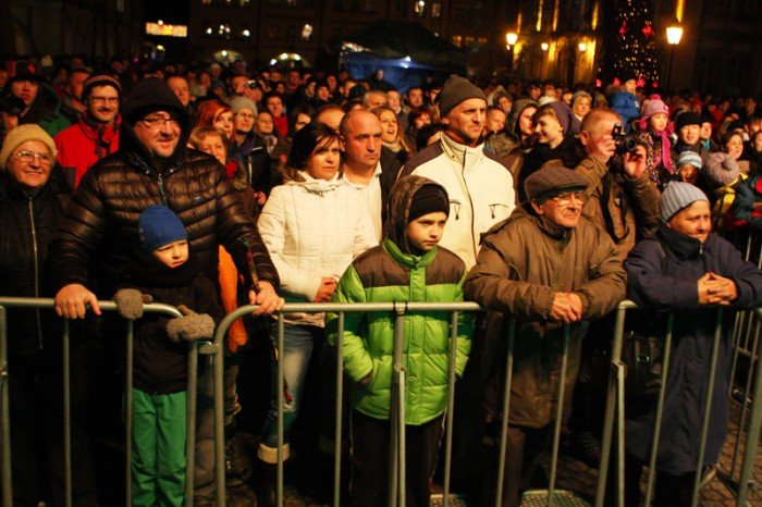 jeleniogorzanie-w-karnawaoworockowym-nastroju-powitali-nowy-rok-na-placu-ratuszowym-foto-43922