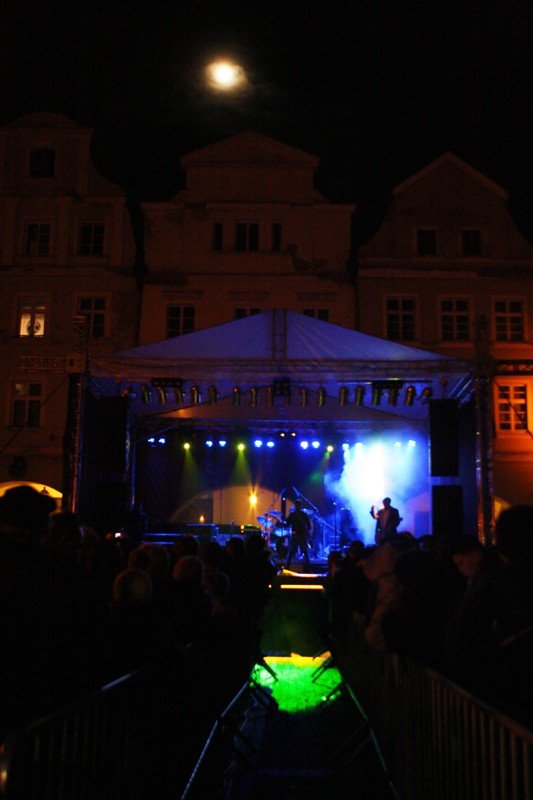 jeleniogorzanie-w-karnawaoworockowym-nastroju-powitali-nowy-rok-na-placu-ratuszowym-foto-43922