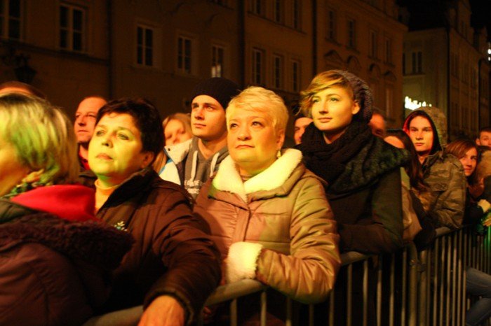 jeleniogorzanie-w-karnawaoworockowym-nastroju-powitali-nowy-rok-na-placu-ratuszowym-foto-43922