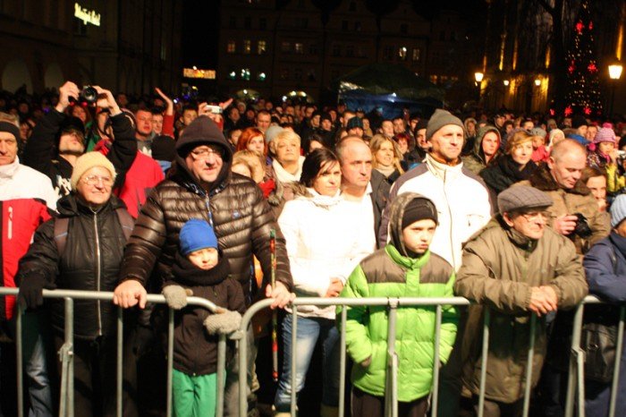 jeleniogorzanie-w-karnawaoworockowym-nastroju-powitali-nowy-rok-na-placu-ratuszowym-foto-43922