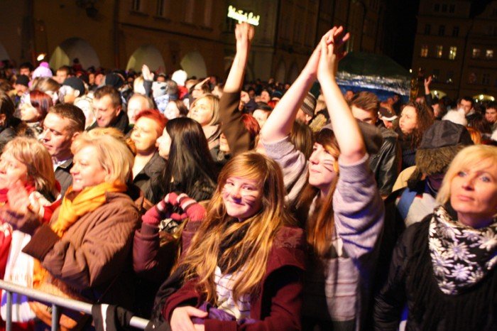 jeleniogorzanie-w-karnawaoworockowym-nastroju-powitali-nowy-rok-na-placu-ratuszowym-foto-43922