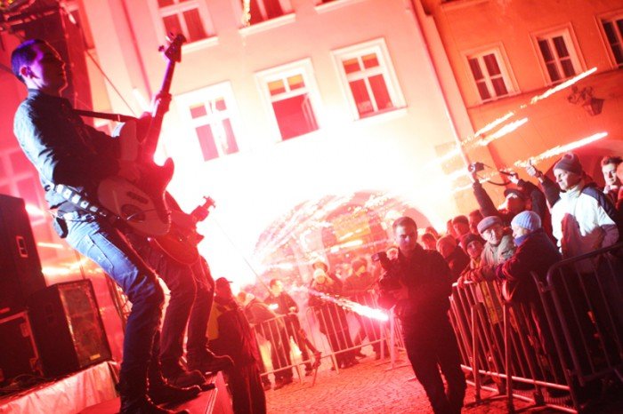 jeleniogorzanie-w-karnawaoworockowym-nastroju-powitali-nowy-rok-na-placu-ratuszowym-foto-43922