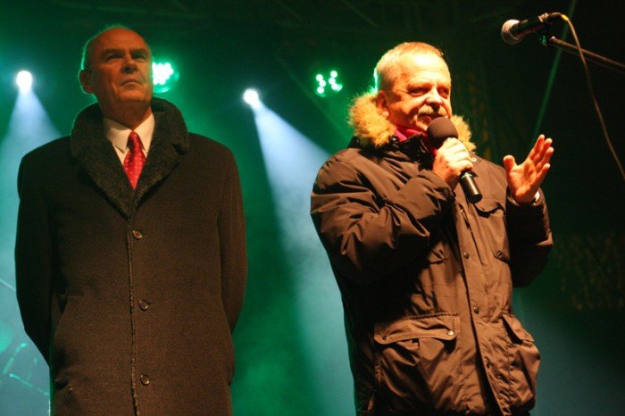 jeleniogorzanie-w-karnawaoworockowym-nastroju-powitali-nowy-rok-na-placu-ratuszowym-foto-43922