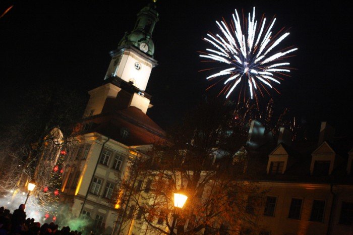jeleniogorzanie-w-karnawaoworockowym-nastroju-powitali-nowy-rok-na-placu-ratuszowym-foto-43922