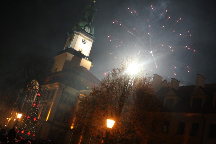 jeleniogorzanie-w-karnawaoworockowym-nastroju-powitali-nowy-rok-na-placu-ratuszowym-foto-43922