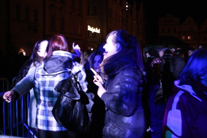 jeleniogorzanie-w-karnawaoworockowym-nastroju-powitali-nowy-rok-na-placu-ratuszowym-foto-43922