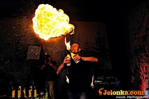 niesamowity-pokaz-umiejetnosci-barmanskich-w-metaforze-43976