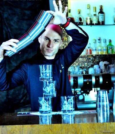 niesamowity-pokaz-umiejetnosci-barmanskich-w-metaforze-43976