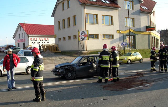 Chwilę po stłuczce toyoty. Uwagę zwraca pogarszający się stan nawierzchni traktu. Choć niedawno wyremontowany, już jest pełen wybojów – choćby przy studzienkach kanalizacyjnych...