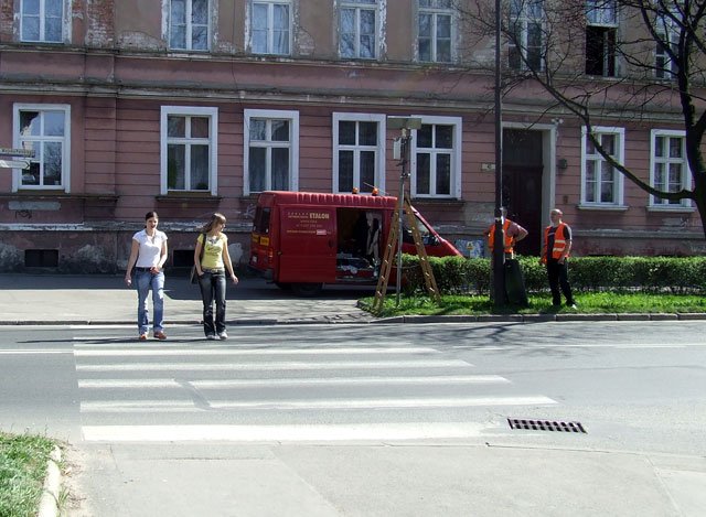 We wtorek drogowcy rozpoczęli montaż sygnalizacji z odzysku.