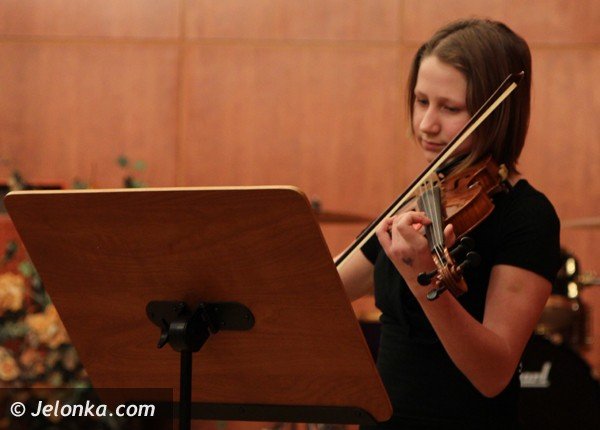 jeleniogorska-wielka-orkiestra-swiatecznej-pomocy-zagraa-w-filharmonii-foto-44100