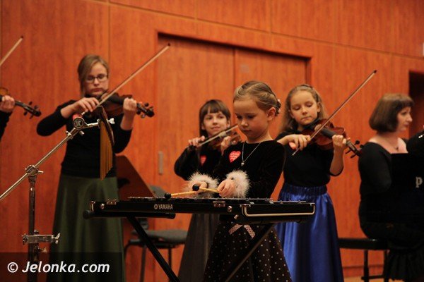 jeleniogorska-wielka-orkiestra-swiatecznej-pomocy-zagraa-w-filharmonii-foto-44100
