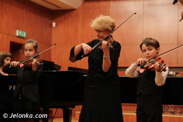 jeleniogorska-wielka-orkiestra-swiatecznej-pomocy-zagraa-w-filharmonii-foto-44100