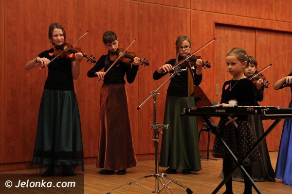 jeleniogorska-wielka-orkiestra-swiatecznej-pomocy-zagraa-w-filharmonii-foto-44100