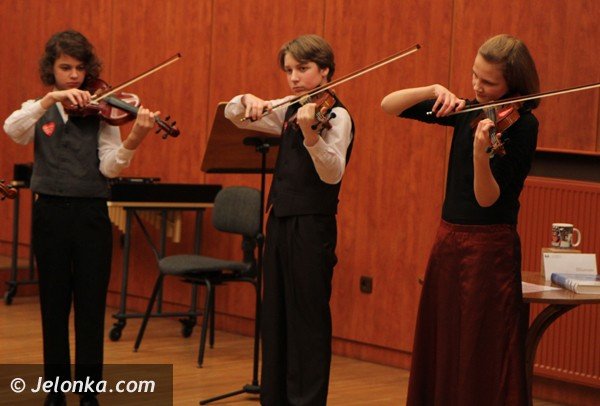 jeleniogorska-wielka-orkiestra-swiatecznej-pomocy-zagraa-w-filharmonii-foto-44100