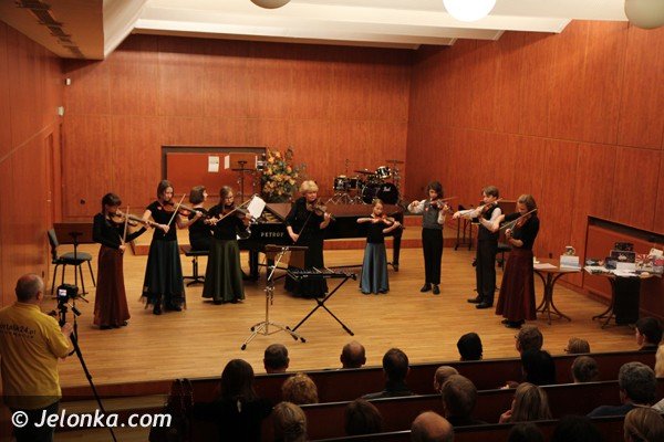 jeleniogorska-wielka-orkiestra-swiatecznej-pomocy-zagraa-w-filharmonii-foto-44100