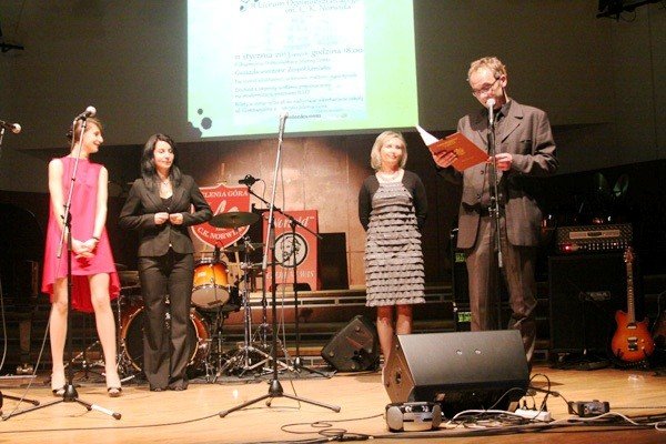 uczniowie-ii-lo-kochamy-norwida-po-gali-65lecia-szkoy-foto-44126