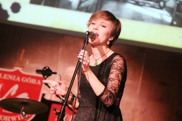 uczniowie-ii-lo-kochamy-norwida-po-gali-65lecia-szkoy-foto-44126