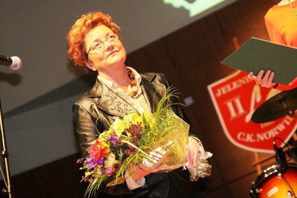 uczniowie-ii-lo-kochamy-norwida-po-gali-65lecia-szkoy-foto-44126