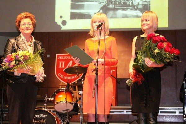 uczniowie-ii-lo-kochamy-norwida-po-gali-65lecia-szkoy-foto-44126