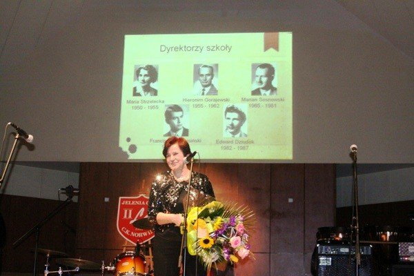 uczniowie-ii-lo-kochamy-norwida-po-gali-65lecia-szkoy-foto-44126