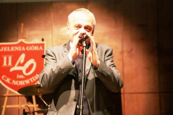 uczniowie-ii-lo-kochamy-norwida-po-gali-65lecia-szkoy-foto-44126