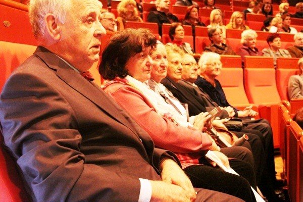 uczniowie-ii-lo-kochamy-norwida-po-gali-65lecia-szkoy-foto-44126
