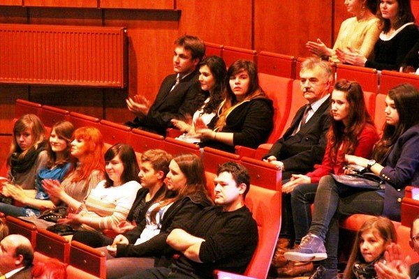 uczniowie-ii-lo-kochamy-norwida-po-gali-65lecia-szkoy-foto-44126