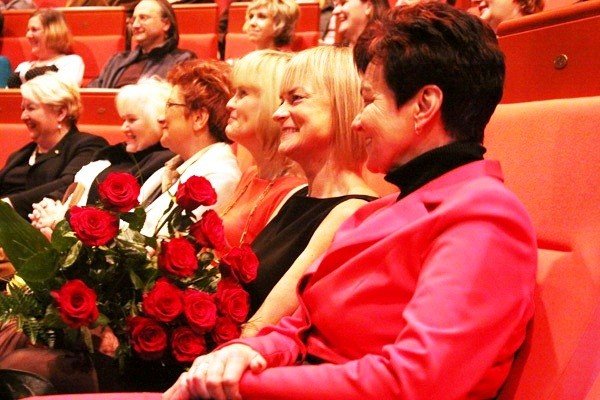 uczniowie-ii-lo-kochamy-norwida-po-gali-65lecia-szkoy-foto-44126