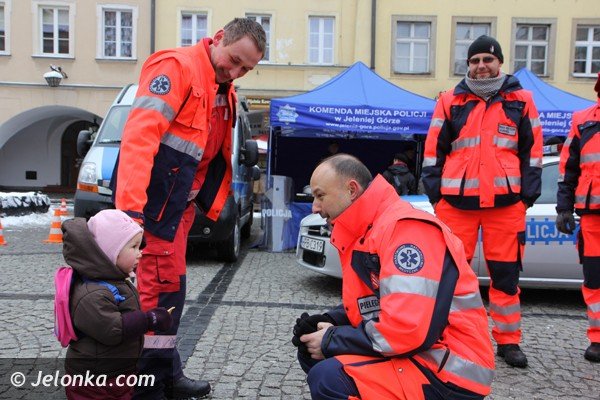 w-jeleniej-gorze-orkiestra-gra-na-potege-jest-super-chwala-mieszkancy-foto-44138
